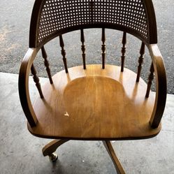 Wood swivel chair with lettuce