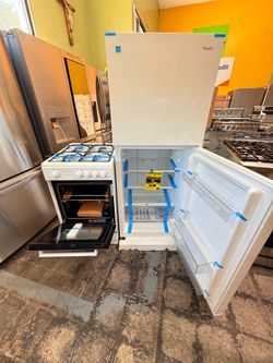 Refrigerador y estufa chicos a Pagos
