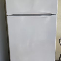Refrigerator (w 28”  X  H68”