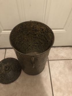 Antique look trashcan with lid
