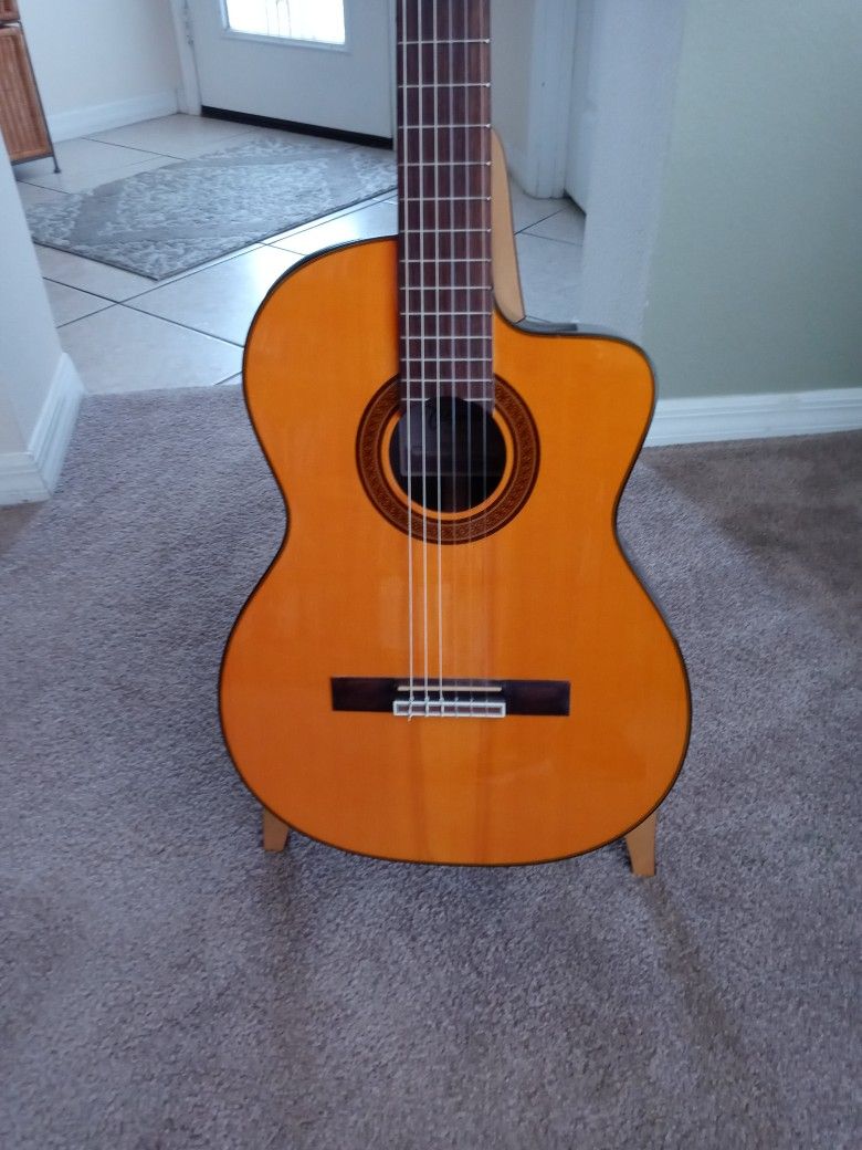 Takamine's GC5CE Mint Condition