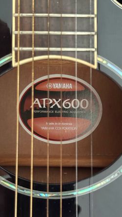 Yamaha APX600 Black Acoustic-Electric + Hard Case