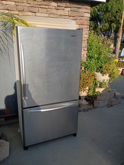 KITCHENAID REFRIGERATOR IN GREAT CONDITION!