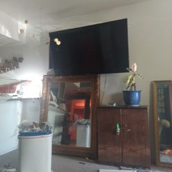 65 Inch Roku Tv Few Months Old Was 300 Selling 200 Firm