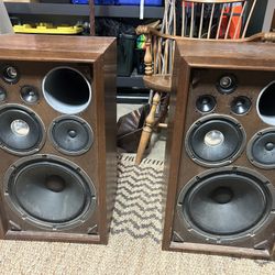2 Vintage Sansui SP-2000 Speakers in decent condition. A little dusty but Both work, cabinets would need refinishing if you want to make them perfect 
