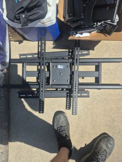 Box of TV / monitor wall mounts