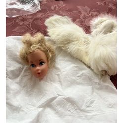 Vtg Blond Barbie Doll blue eyes.   Head only. With Unlabeled Barbie Fur