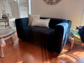Beautiful Black Loveseat Sofa – Modern & Comfortable