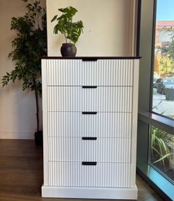 Modern White Fluted 5-Drawer Dresser