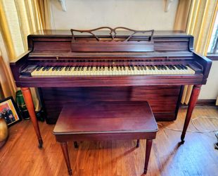Wurlitzer Acoustic Spinet Upright Piano.