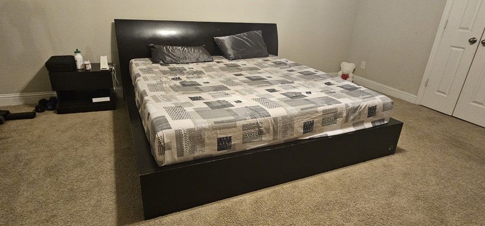 King Bedfram With Dresser And 1 Night Stand