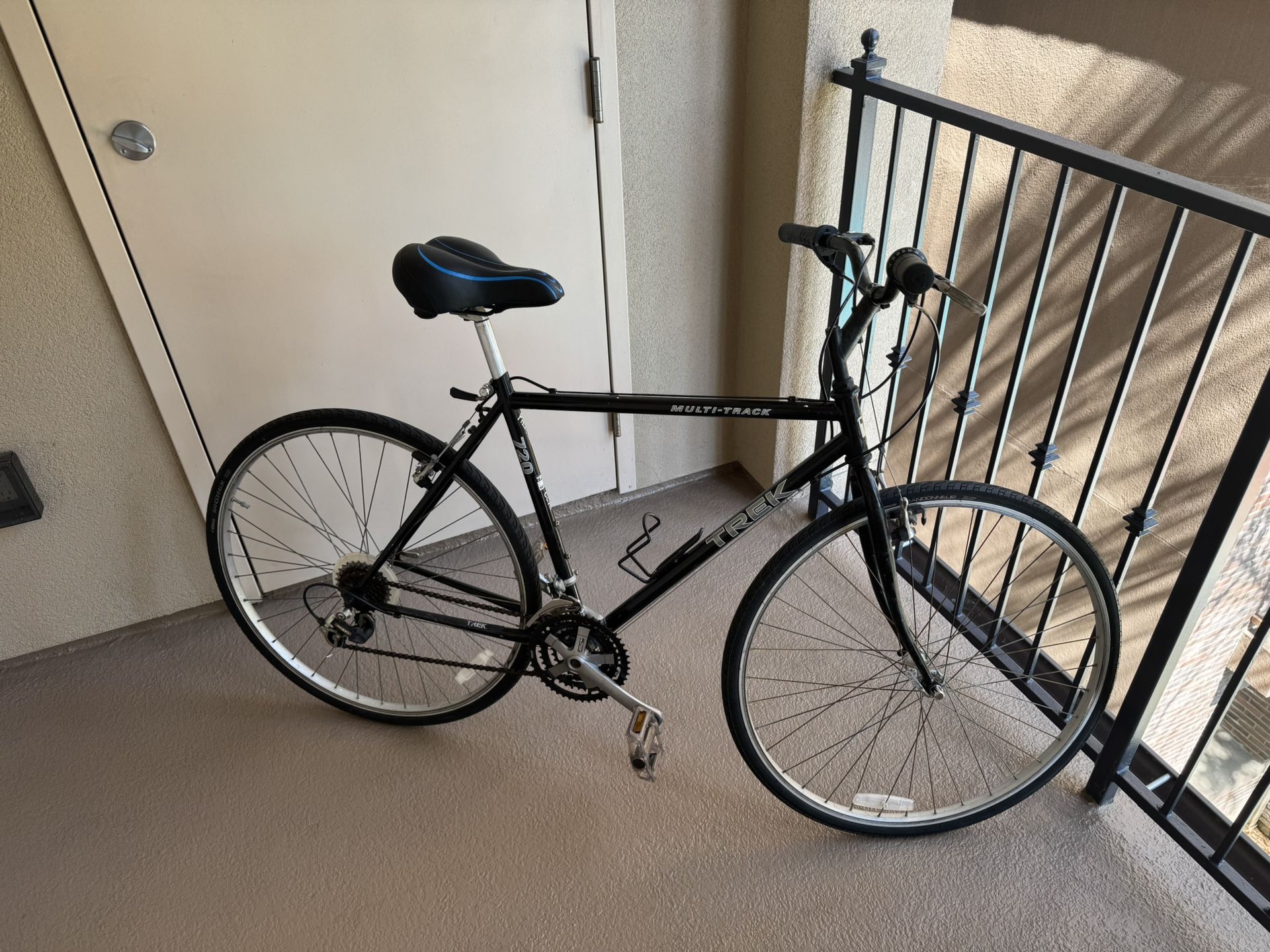 90s Trek 720 Multitrack w/ Helmet and Seat Pad