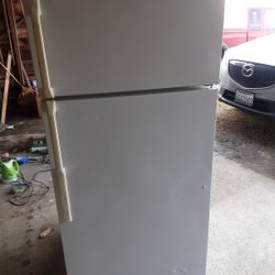 Great Mid Sized Hotpoint Refrigerator 
