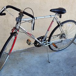 26" BICYCLE HUFFY DASH RACER. $110 GREAT CONDITION. (Serial number HC0864379) $110