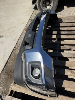 🚘 FRONT BUMPER – 2014-2019 GMC SIERRA 2500 / 3500 HD 🚘  💲 $899  • Original OEM • Excelente condición • Listo para instalar • No broken tabs • Fits 