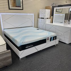 Queen/King Bedroom Set. 🚚WE DELIVER🚚