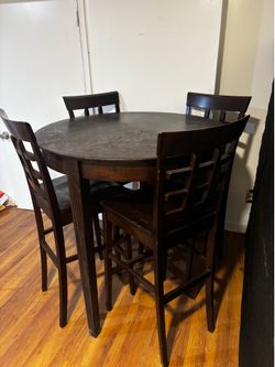 High Round table with 4 high Chairs