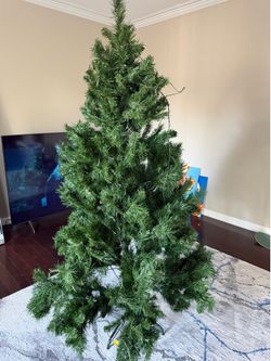 Christmas tree with toys