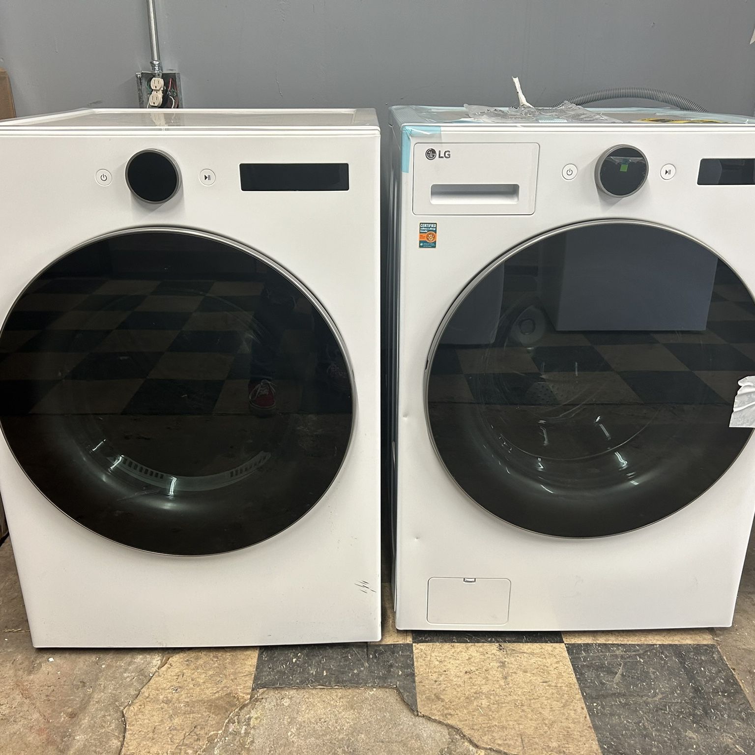 New LG  Front load Smart Washer And Dryer Stackable Set 