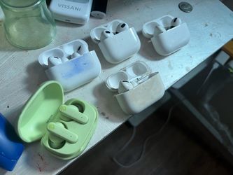 Lot of Used Wireless Earbuds Apple AirPods & Skullcandy