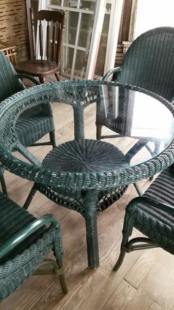 Patio Table and 4 chair set. Color is Hunter green.