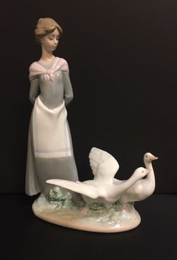 Lovely Porcelain #5659 Lladro Lady Figurine with 2 Geese "Barnyard Scene" Like New!