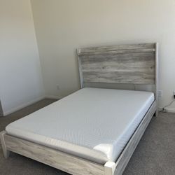 Queen Bed, Mirror & Ceiling Light Fixture