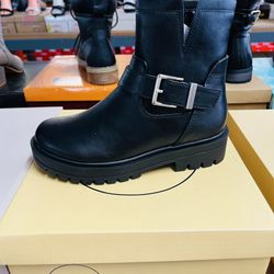 Beautiful Woman Boots $28 Soda Brand 