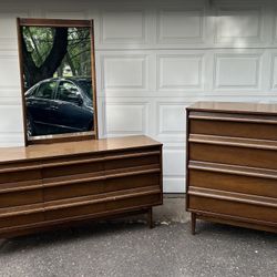 Beautiful Vintage 1960s MCM Bedroom Set with Mirror 
