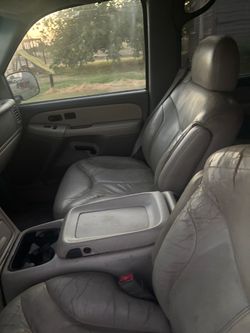 Sevende Yukon 2001 titulo limpio en mano