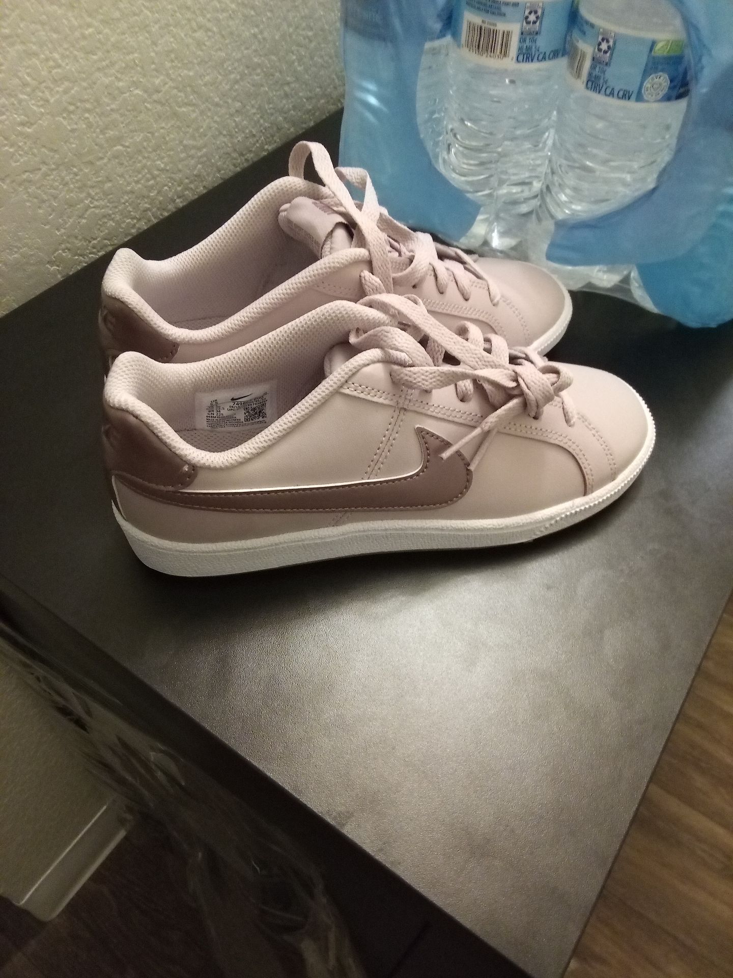 Nike court sides 5.5 youth- NEW