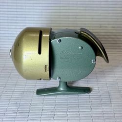 F130- Vintage Shakespeare WonderCast No. 1771 Model EC Spincast Reel, USA