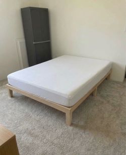 Queen Low-Profile Wood Platform Bed Frame with mattress