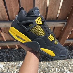 Jordan 4 Thunder (Size 5.5Y, 6.5Y)