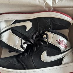 Air Jordan 1 Mid (Size 9)