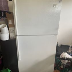 White Whirlpool Top-Freezer Refrigerator – Great Working Condition