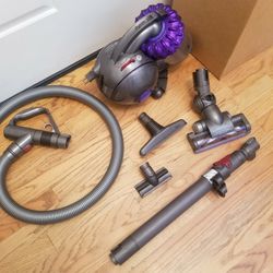 NEW cond DYSON DC47 , BIG BALL  , VACUUM WITH COMPLETE ATTACHMENTS  , AMAZING POWER SUCTION  , WORKS EXCELLENT  , IN THE BOX 