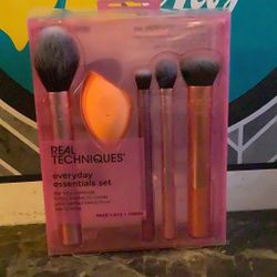 Real Techniques Essential Set $12