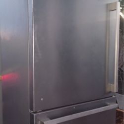 Like New Hisense Stainless Steel Refrigerator For Sale (FREE DELIVERY)