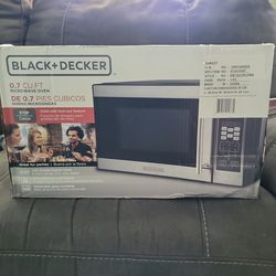 Black &  Decker 0.7 CU. FT Microwave Over