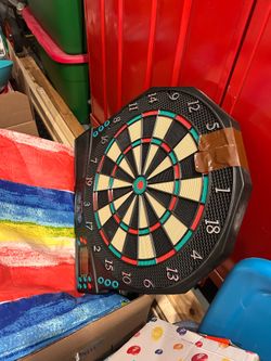 Electronic dart board with professional darts