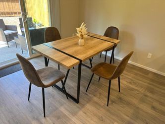Table with 4 chairs