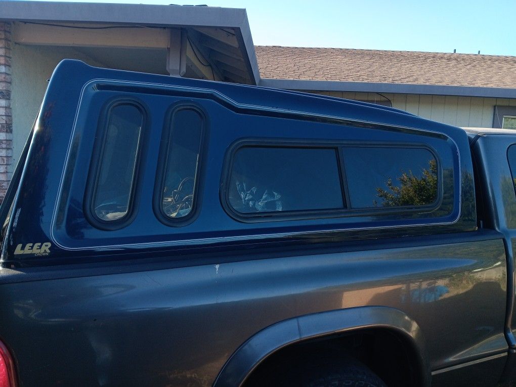 * Price Reduced *Camper Shell Fits A Toyota ( Leer )