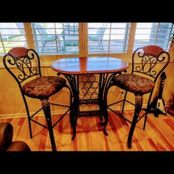 Standing Pub/Bar Table With 2 Chairs 