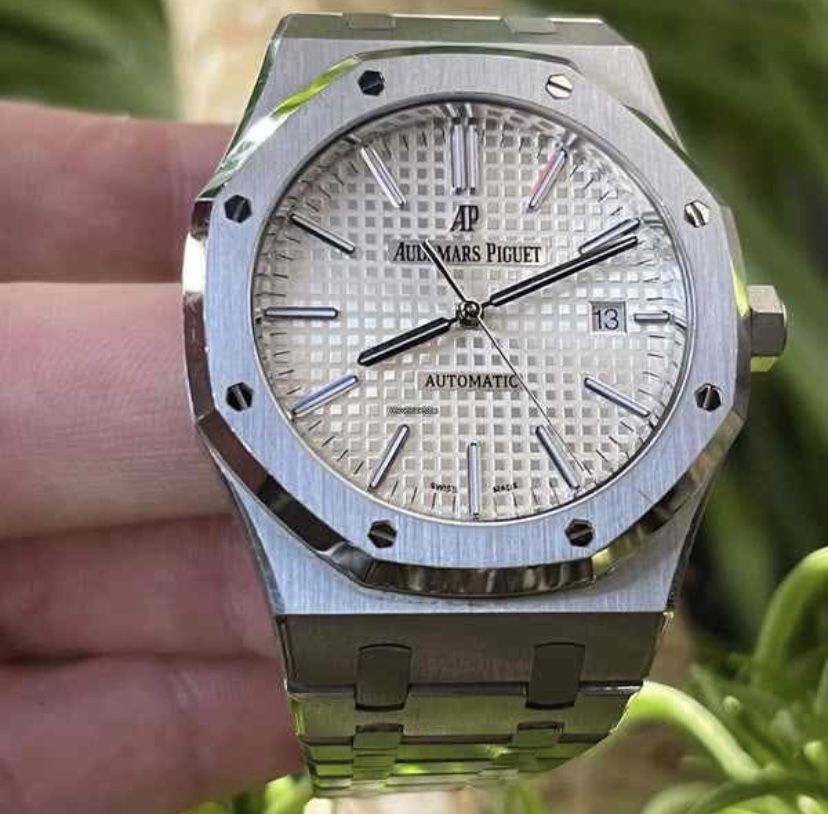 The Audemars Piguet Royal Oak 15400ST has a 41mm casesize. The textured dial sets the background to the straightforward functions-three ce