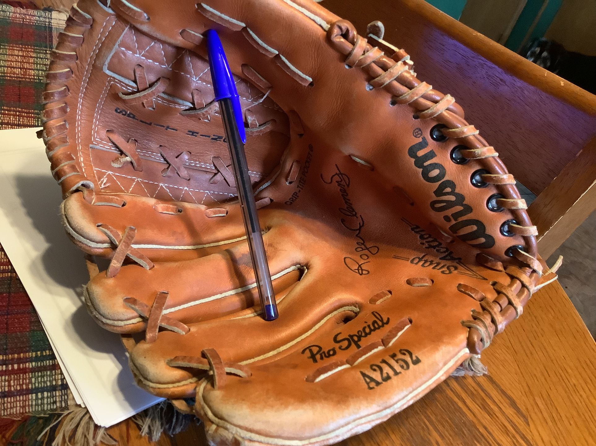 Wilson 10.5” baseball glove catch right hand throw with left comes with 2 baseballs, Plainfield, I'l