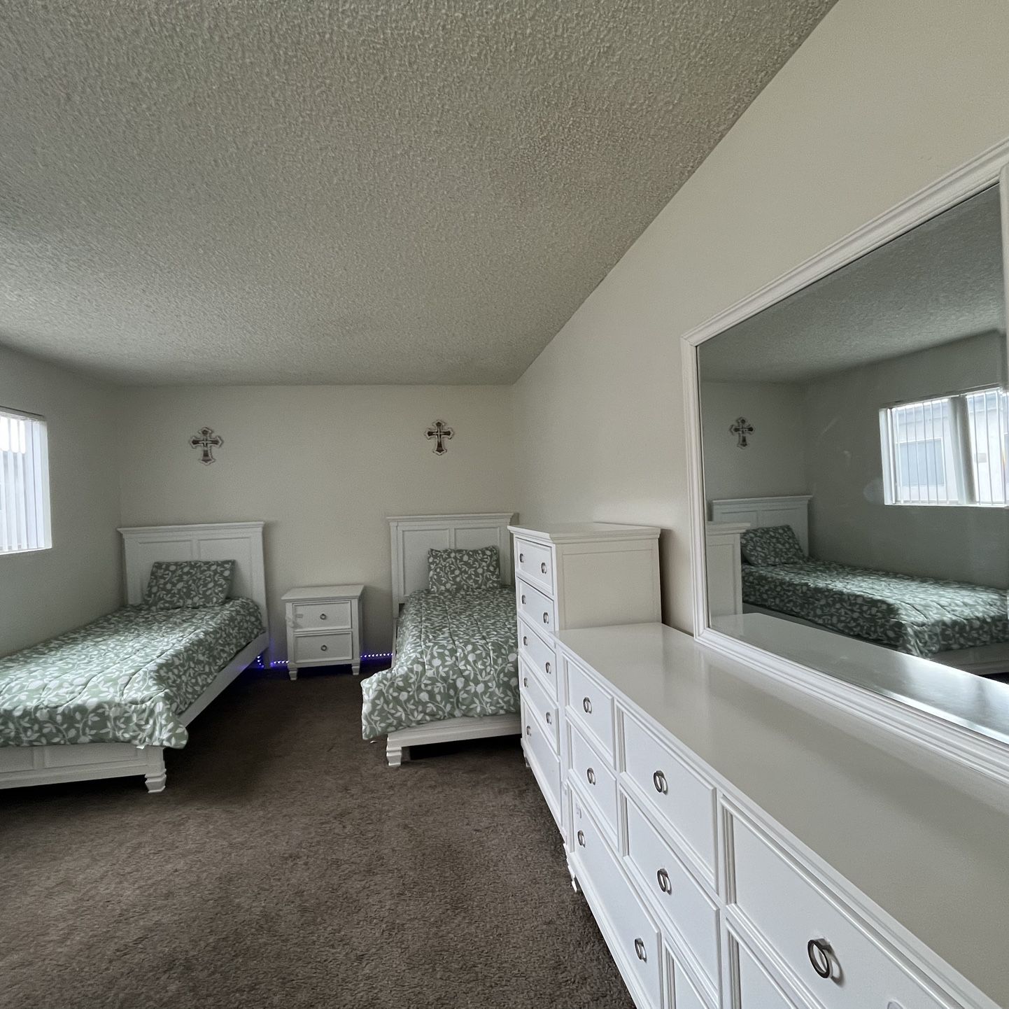 Twin beds bedroom set 
