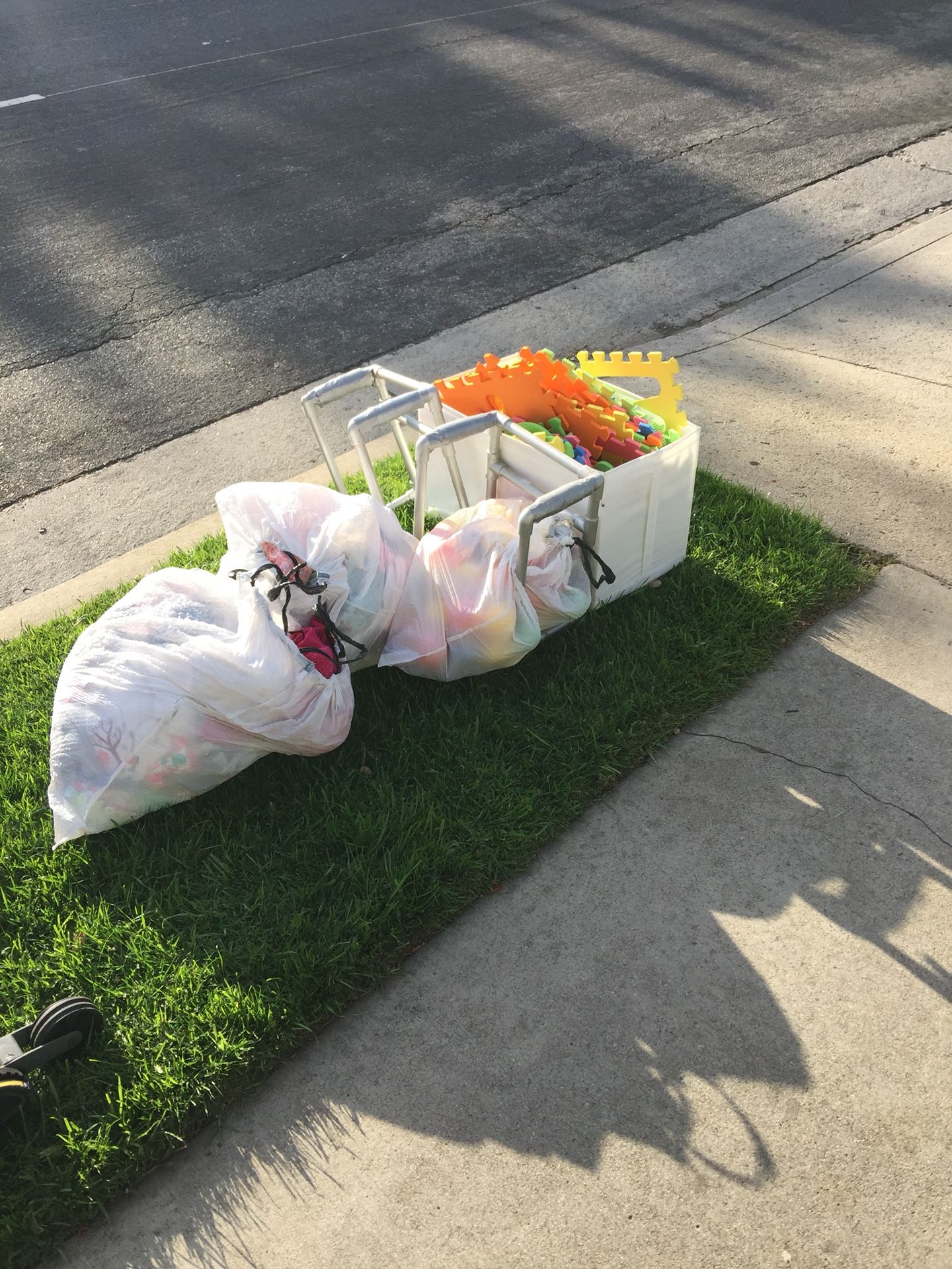 Curb alert free baby stuff, girls clothes