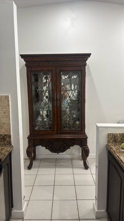 Elegant Solid Wood China Cabinet / Curio Cabinet – Mahogany Traditional Style