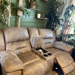 Electric Reclining Loveseat (With Storage +Cupholders)